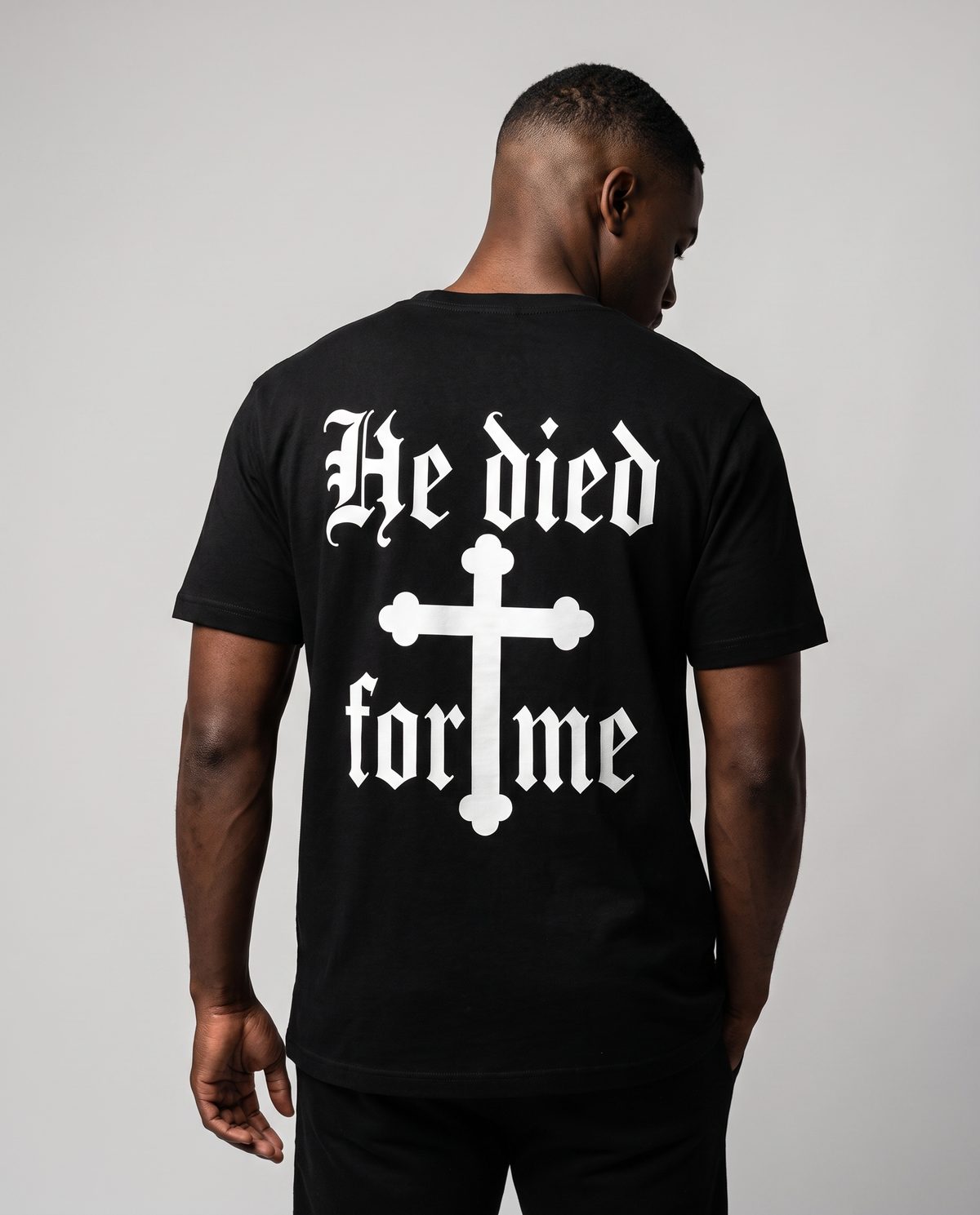 Model in een Kingdom Wear He Died For Me shirt